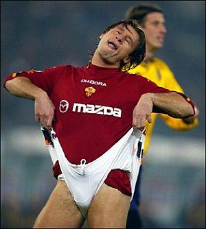 Foto Divertente: Cassano che scherza in campo