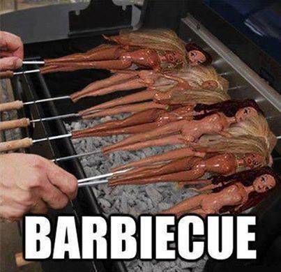 Foto Divertente: Barbie sulla griglia ad arrostire