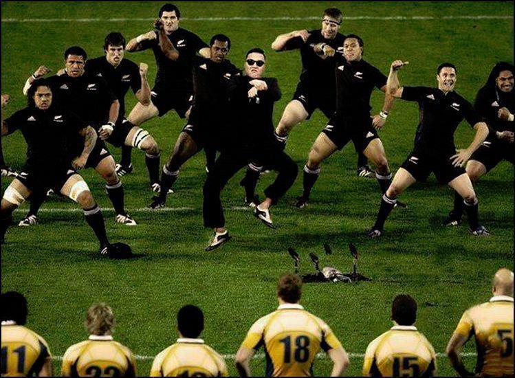 Foto Divertente: Danza in campo da gioco