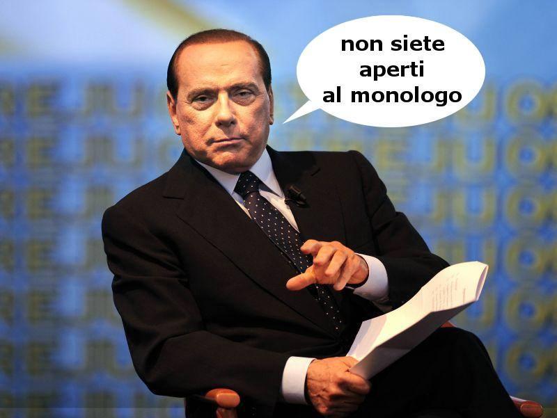 Foto Divertente: Berlusconi che fa il suo monologo seduto su una sedia