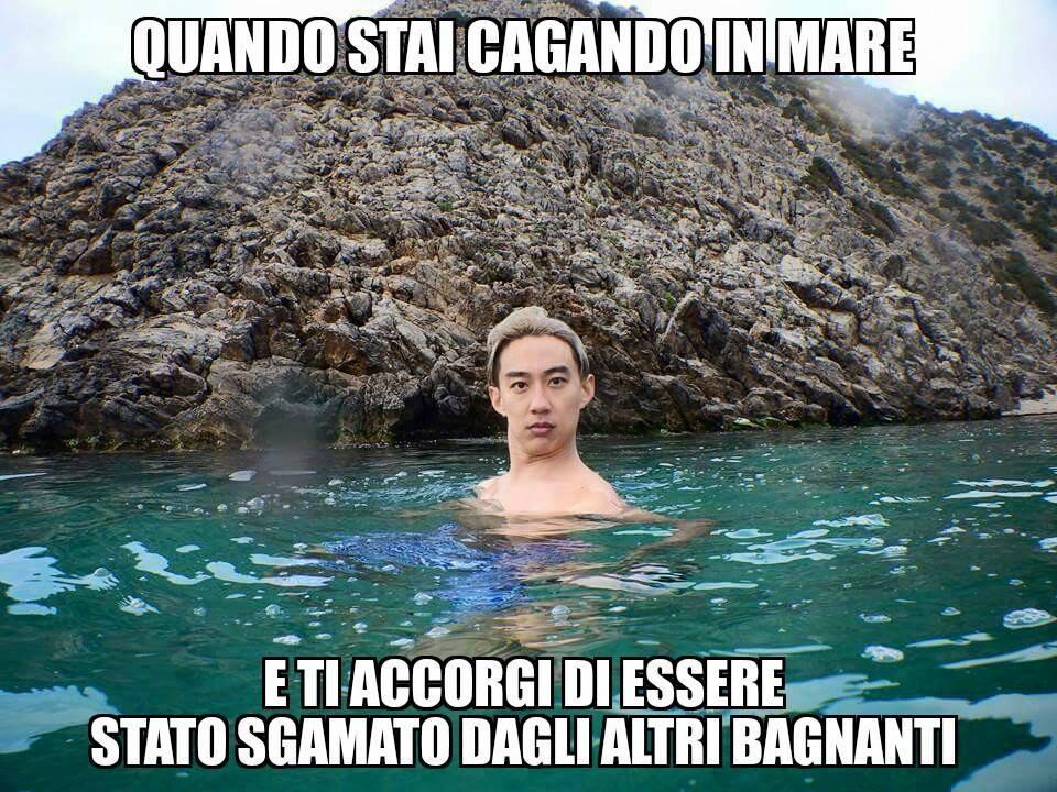 Fare i propri bisogni mentre sei in acqua che nuoti