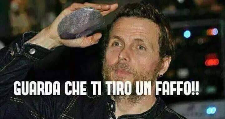 Foto Divertente: Jovanotti che tira un sasso
