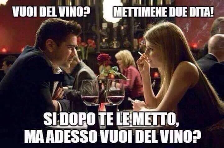 Due fidanzati al ristorante e lui le versa del vino