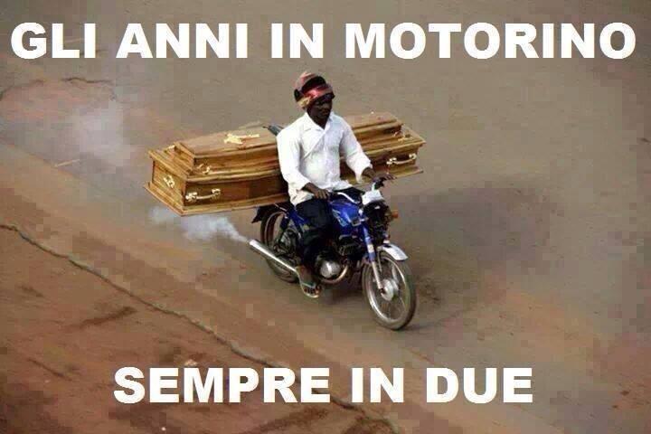 In motorino con dietro una bara