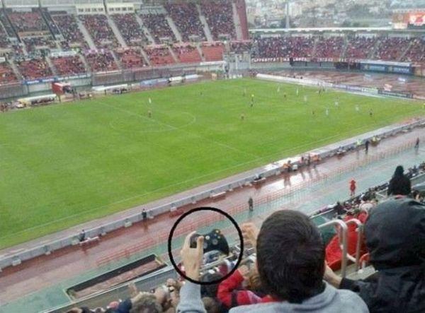 Foto Divertente: Un tifoso con joistick in mano