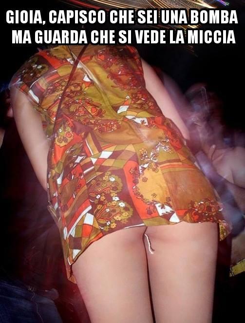 Donna in discoteca con un filo che esce dalla minigonna
