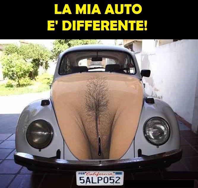Macchina con un disegno imbarazzante sul cofano 