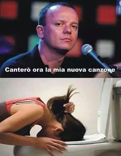 Gigi d'Alessio che canta la sua nuova canzone