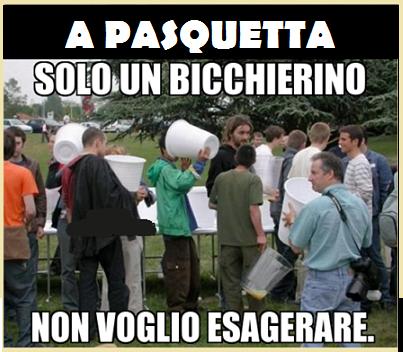 Uomo che beve un bicchiere enorme di vino