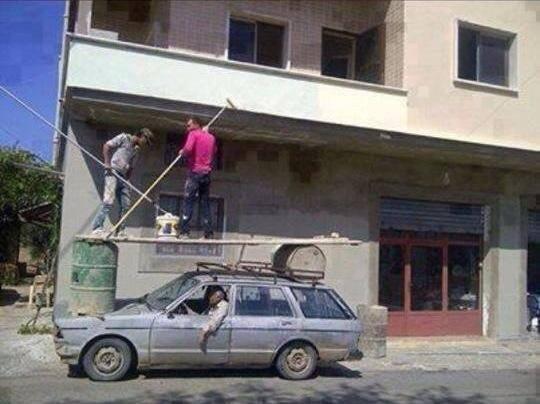 Tre operai a lavoro con poche norme di sicurezza