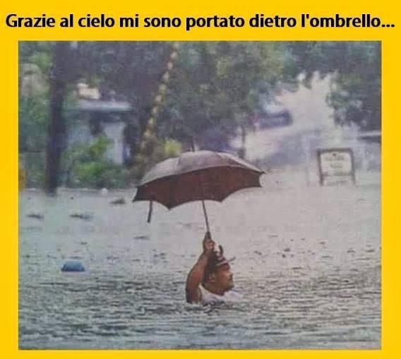 Uomo in acqua con l'ombrello