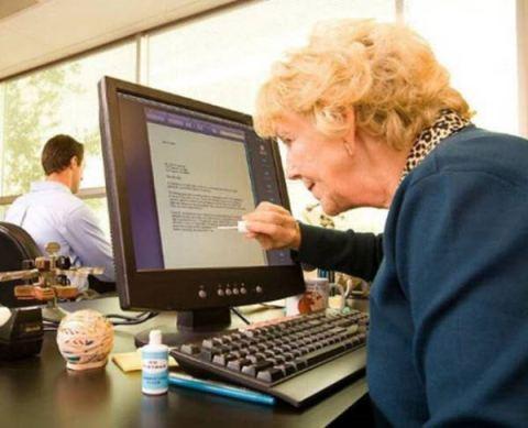Signora che cancella il testo sul monitor