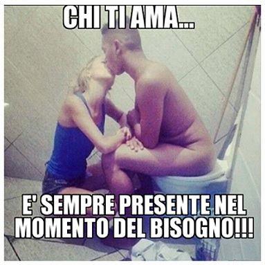 Uomo sul wc che si bacia con una donna