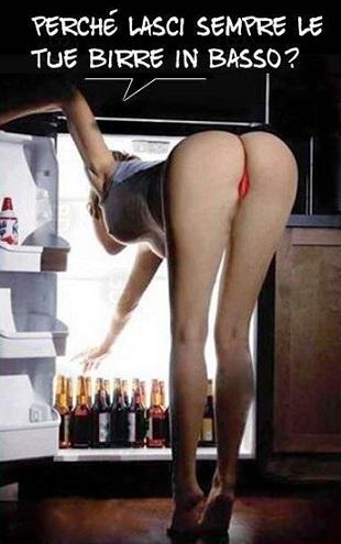 Donna senza pantaloni che prende una birra nel frigo!