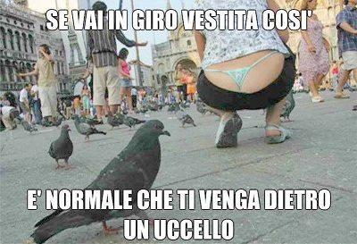 Foto Divertente: Donna con perizoma fuori dal pantalone