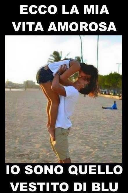 Foto Divertente: Uomo che guarda sconsolato fidanzati amoreggiare 
