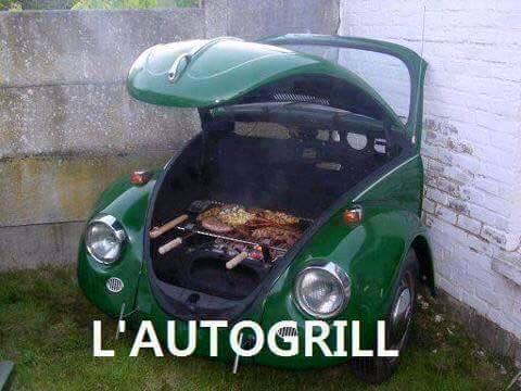 Foto Divertente: Barbecue dentro cofano auto