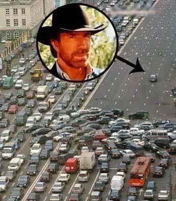 Situazione strada dopo passaggio auto di Chuck Norris