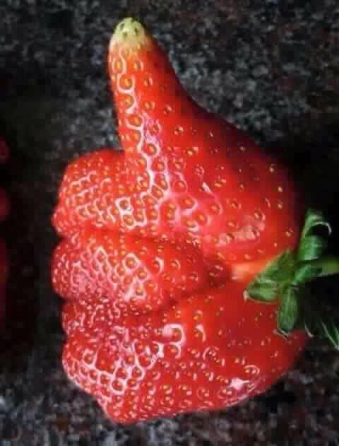Fragola a forma di mano