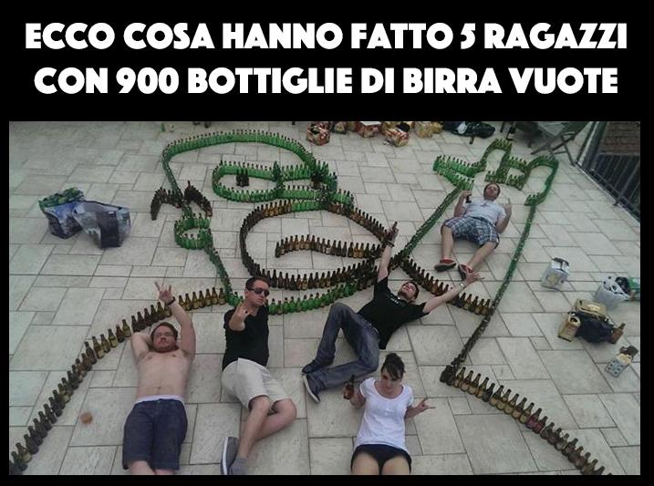 Foto Divertente: Immagine di Bart Simpson creata con le bottiglie di birra 