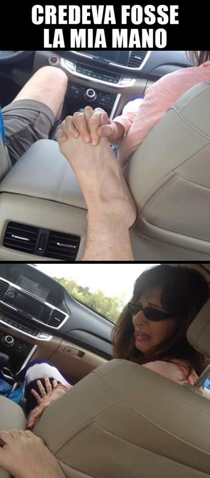 Foto Divertente: Prende per sbaglio con la mano il piede del compagno
