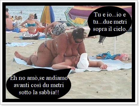 Foto Divertente: Donna sdraiata sopra un uomo in spiaggia