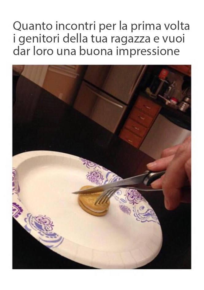 Foto Divertente: Tagliare un biscotto con il coltello