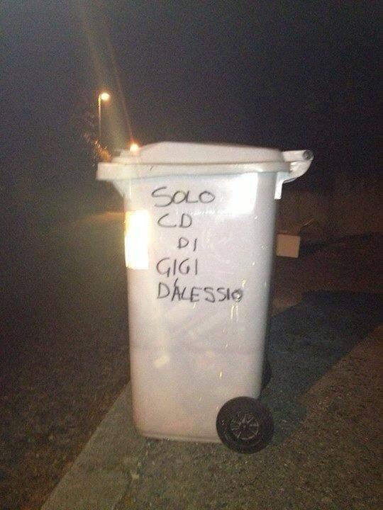 Foto Divertente: Cestino per i cd di Gigi D'Alessio