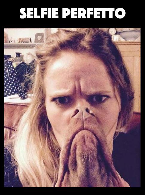 Foto Divertente: Una ragazza si fa un selfie con il cane sul viso