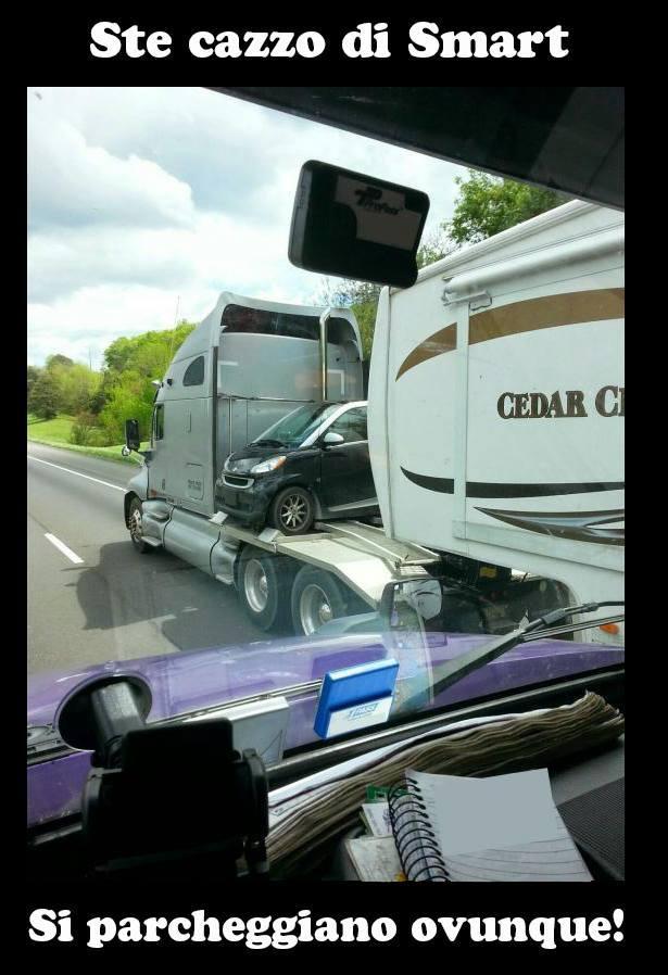 Smart parcheggiata sul camion