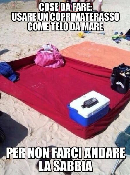 Foto Divertente: Copri-materasso usato come telo spiaggia