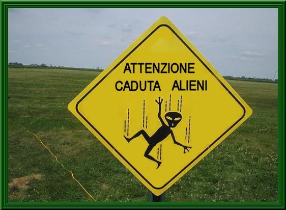 Foto Divertente: Cartello caduta Alieni