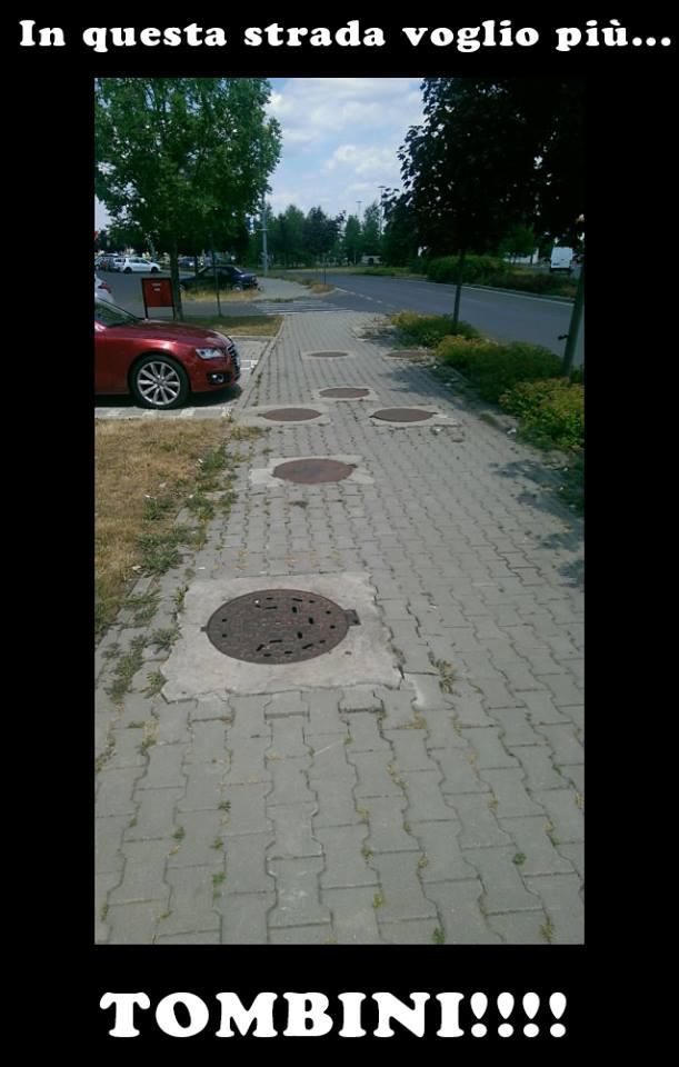 Foto Divertente: Marciapiede con tanti tombini