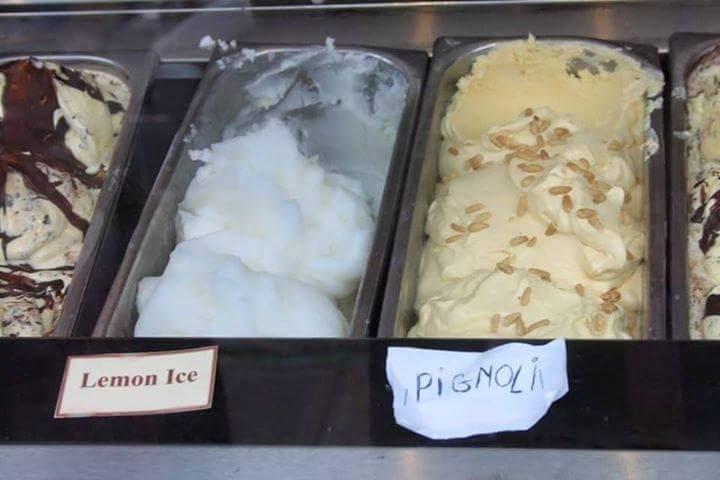 Gusto gelato con scritto pignoli anziché pinoli