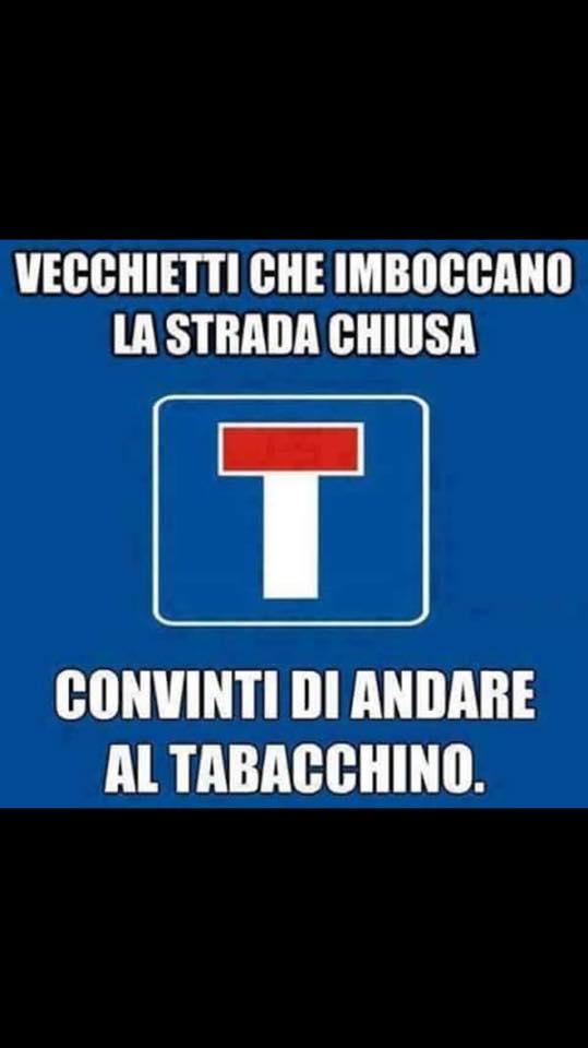Cartello stradale male interpretato da anziani