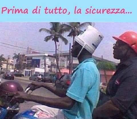 Foto Divertente: Uomo in motorino con secchio come casco