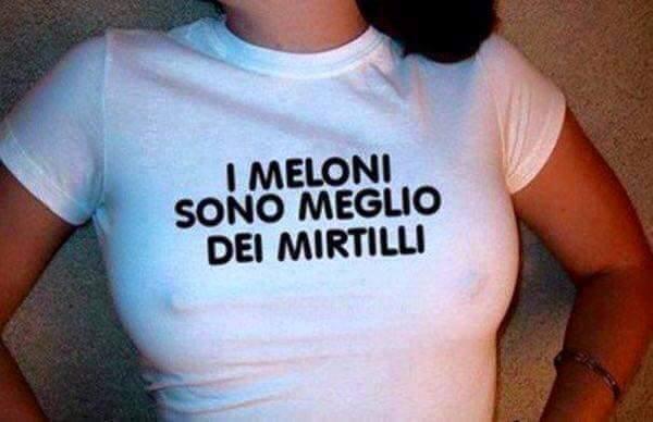 Foto Divertente: Donna con maglietta con scritto meglio i meloni che i mirtilli