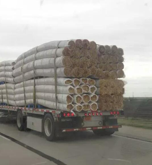 Camion che sembra trasportare grosse sigarette