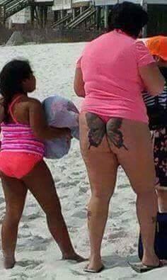 Foto Divertente: Tatuaggio a farfalla che esce dai glutei di una donna!