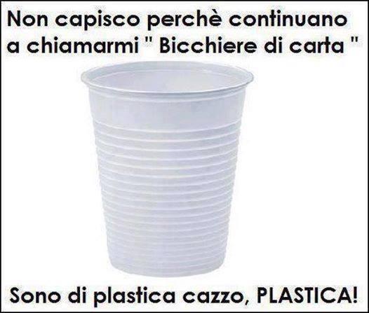 Foto Divertente: Bicchiere di plastica chiamato "bicchiere di carta"