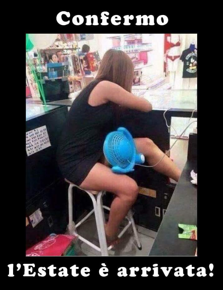 Foto Divertente: Donna con ventilatore alle gambe