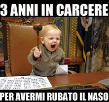 Foto Divertente: Bambina seduta al posto del giudice in tribunale