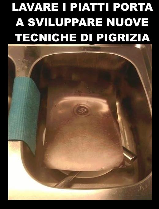 Foto Divertente: Lavello con piatti sporchi ben nascosti