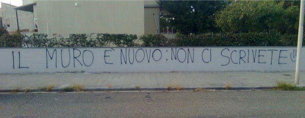 Foto Divertente: Lunga scritta su un muro bianco