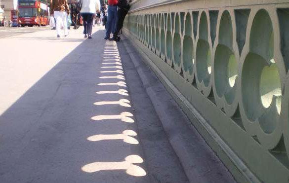 Foto Divertente: Ombra di forma fallica prodotta da un muretto
