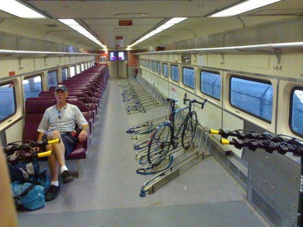 Treno con posti per biciclette