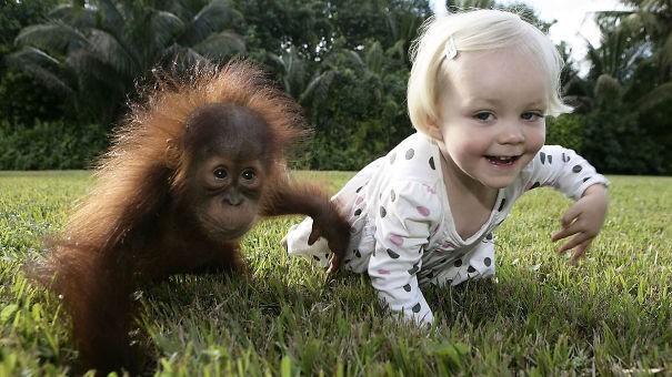 Foto Divertente: Bambina che imita la mossa di una scimmia
