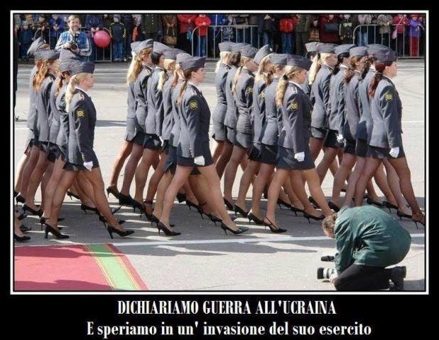 Foto Divertente: Esercito di donne che sta marciando per strada