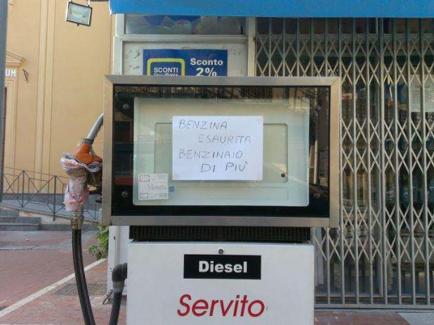 Foto Divertente: Avviso lasciato sulla pompa di benzina di un distributore