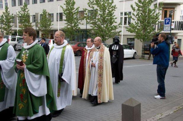 Foto Divertente: Alla processione c'è un intruso mascherato